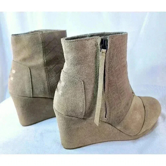 TOMS Women's Desert Wedge High Taupe Suede Croc Embossed Ankle Bootie Size 8 - Picture 3 of 5